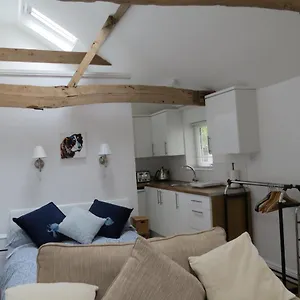https://the-old-stables-whitehall-farmhouse-oakington.cambridgehotelsuk.com